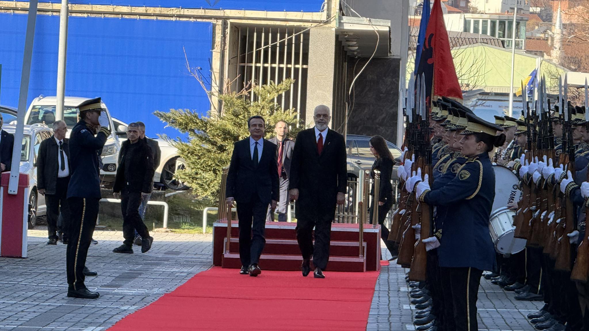  Harroi  që kishin marrëdhënie të ndërlikuara  Kurti e pret Ramën me gradë nderi