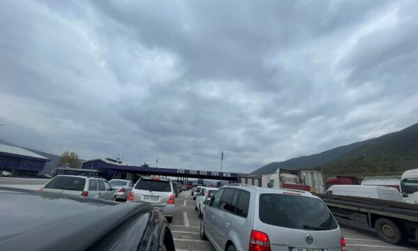 Ndeshja ndaj Turqisë  shqiptarët nisen drejt Kosovës   Krijohen kolona të gjatë në Morinë