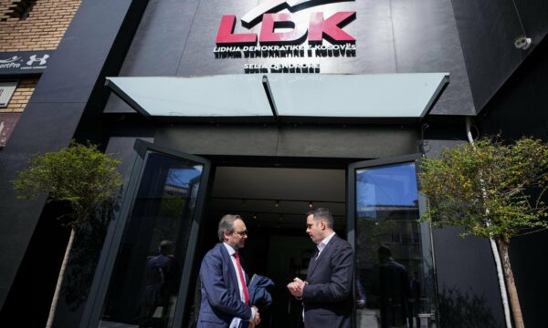 Abdixhiku në takim me delegacionin e BE së  Përgjegjësia për Presidentit bie te shumica parlamentare