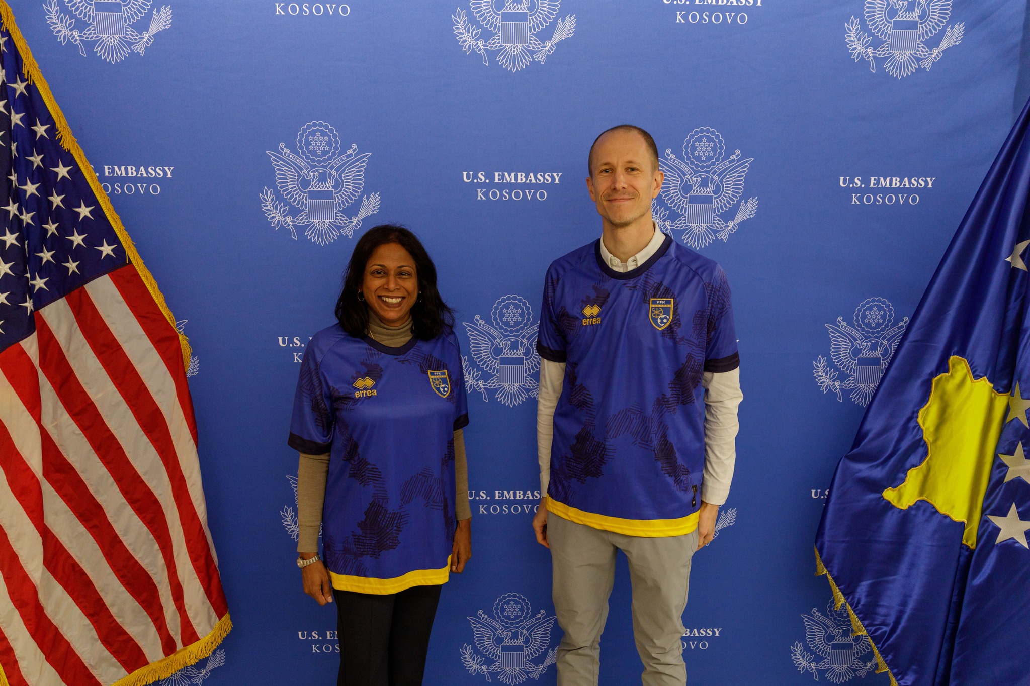 Ambasada e SHBA së  lojtarëve  Të gjithë ne po ju mbështesim