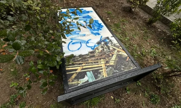 Protesta qytetare ndaj ekspozitës për masakrat  ngjyrosen e rrëzohen tabelat e vendosura në shesh