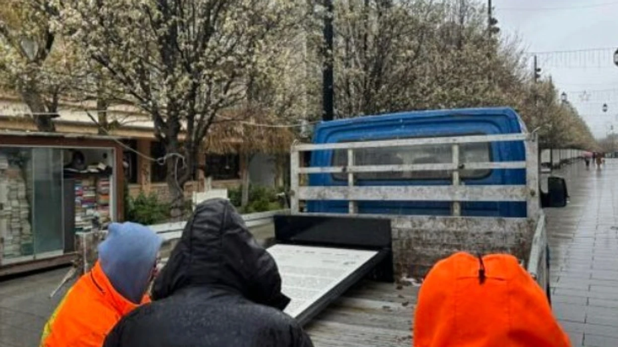 Komuna e Prishtinës largon tabelat e ekspozitës së Gashit nga sheshi