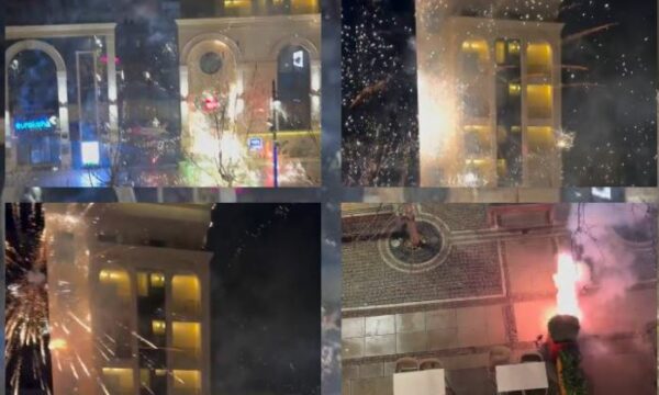 Kombëtarja e Turqisë pa gjumë  tifozët e Kosovës ndezin fishekzjarre afër hotelit të tyre gjatë tërë natës