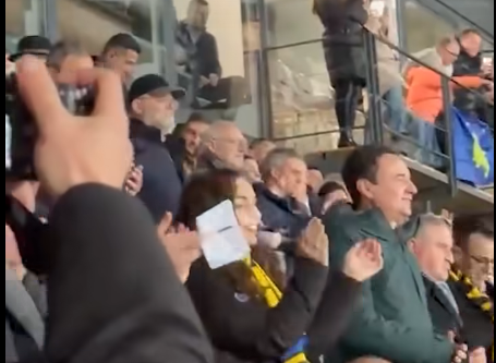 Zona VIP në  Fadil Vokrri   Kurti e Osmani po e ndjekin afër njëri tjetrit ndeshjen