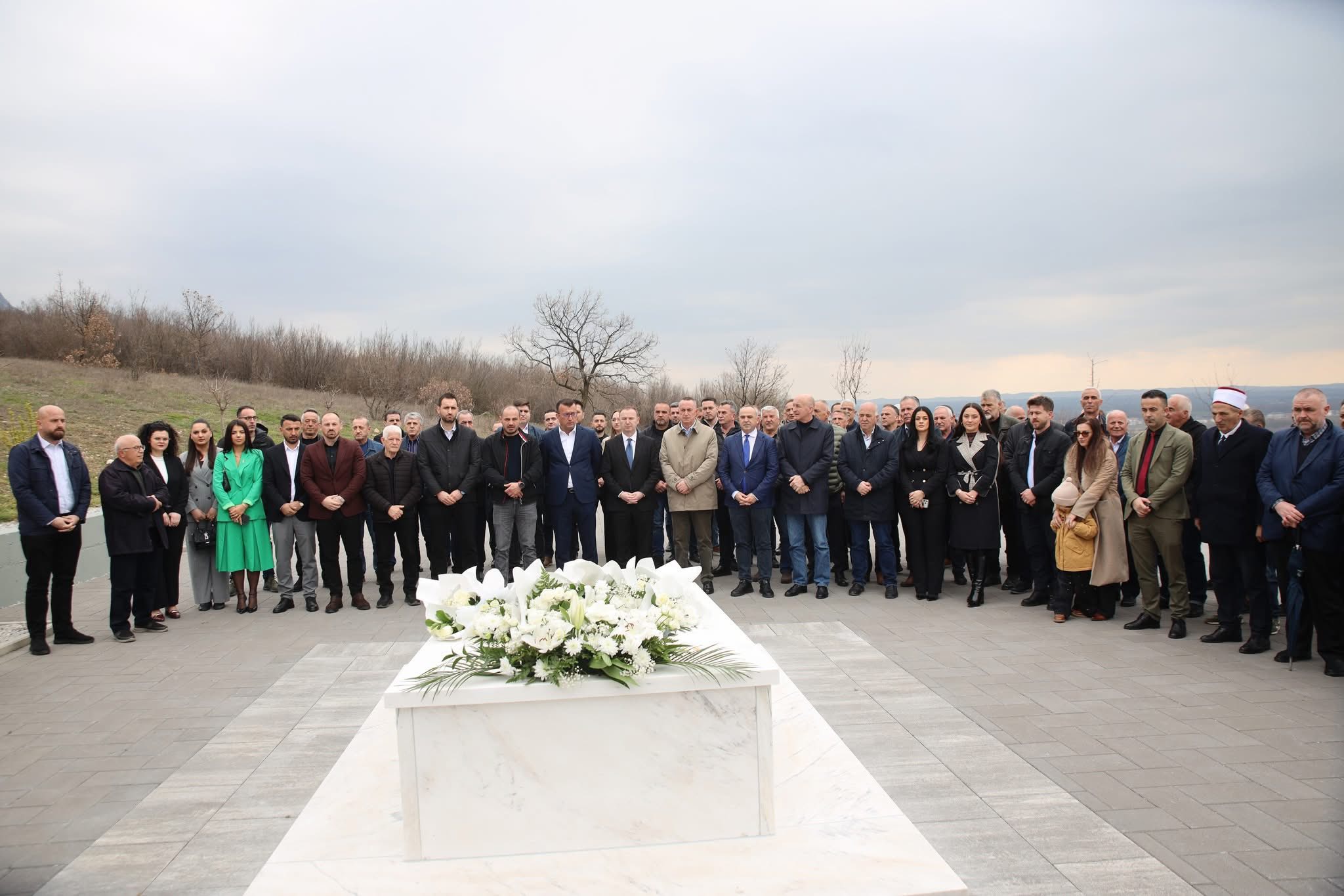 LDK bën homazhe te varri i ish kryetarit të Istogut  Haki Rugova
