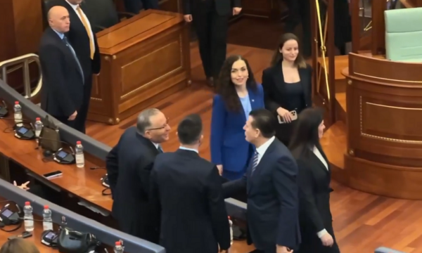 Osmani hyn në Kuvend  përshëndet deputetët e PDK së