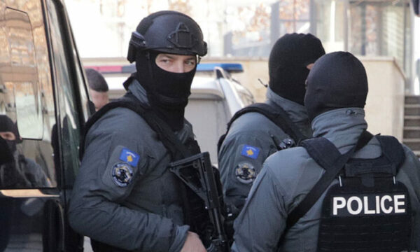 Operacioni  Delivery   Arrestohen pesë persona për drogë dhe krime kibernetike në Prishtinë