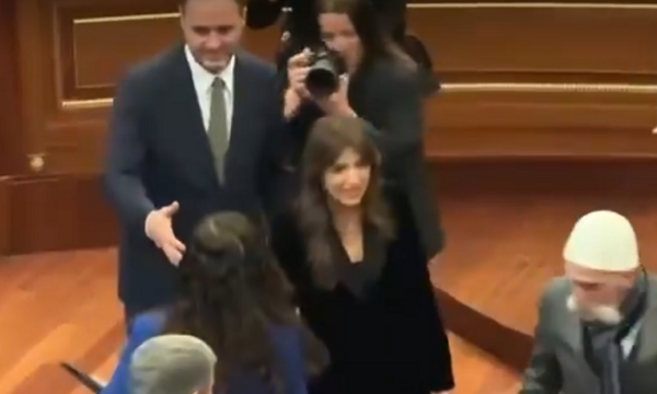 Konjufca e Haxhiu u përshëndetën me Vjosa Osmanin  Kurti s shkoi për t ia dhënë dorën