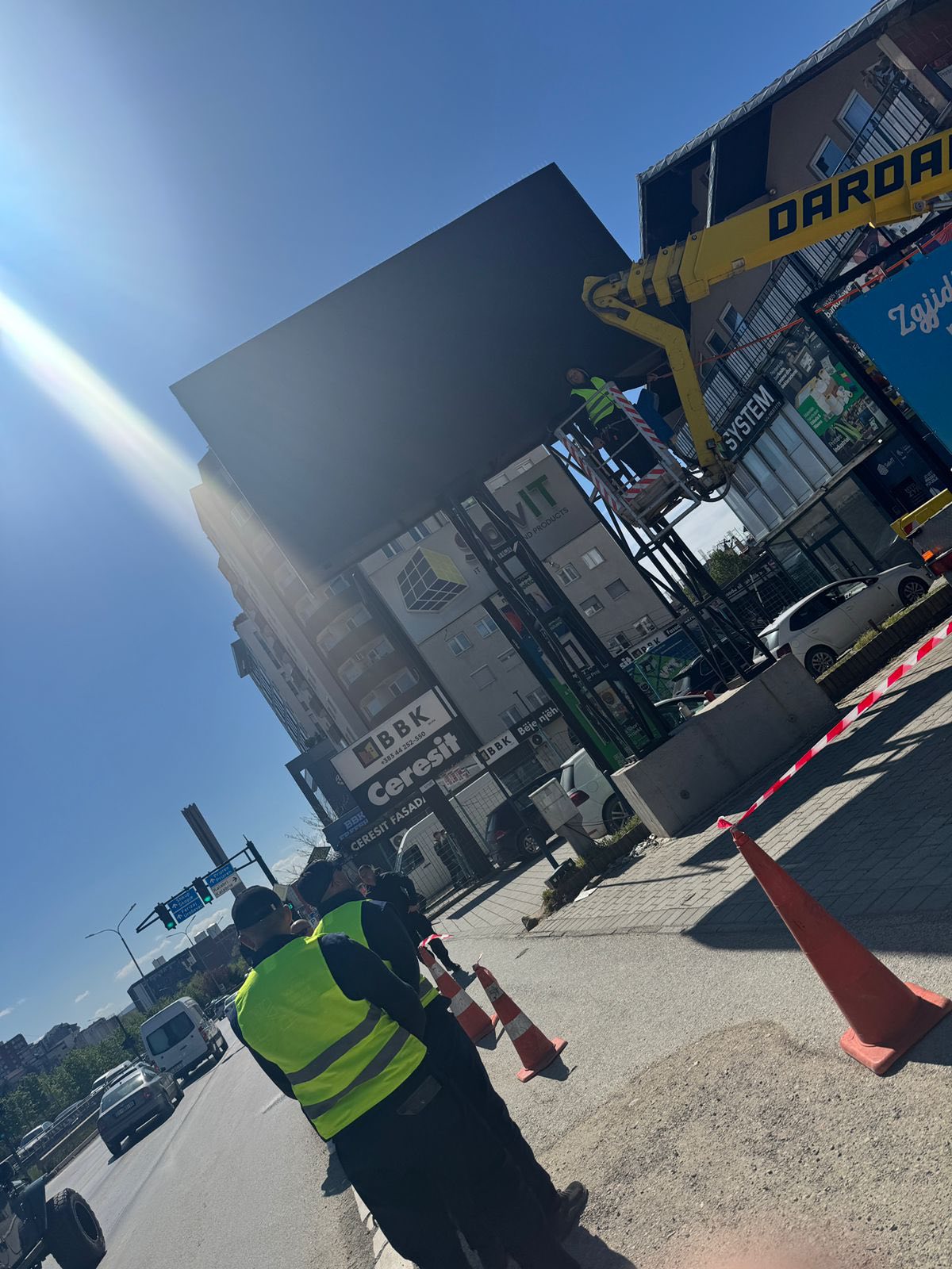 Nis aksionin për largimin e ekraneve pa leje në Prishtinë