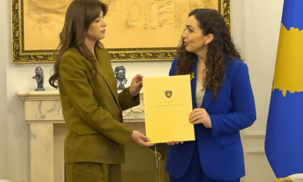 Osmani ia dorëzon Kushtetutën  Haxhiu  Do ta ushtrojë detyrën me përgjegjësi