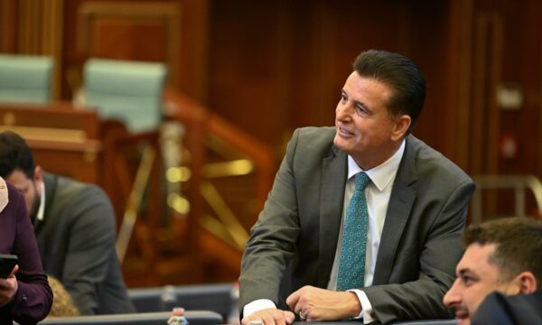 Bahtiri opozitës  Mos rrini në zyre të grupeve parlamentare  ejani poshtë