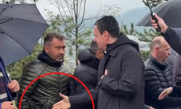 Qytetari nuk ia zgjat dorën Albin Kurtit gjatë homazheve në Gllobar të Drenasit   pamje