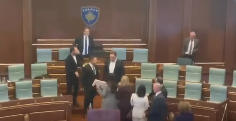 Përplasje e ashpër mes Besian Mustafës dhe Egzon Azemit gjatë pauzës në Kuvend