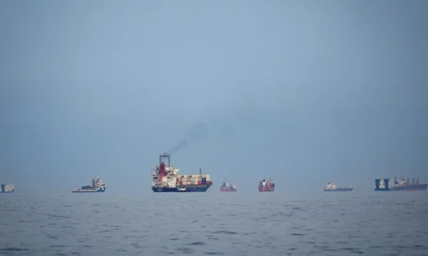 15 anije kaluan nëpër Ngushticën e Hormuzit gjatë 24 orëve të fundit pasi morën leje nga Irani