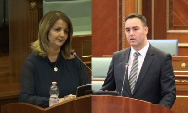 Glauk Konjufca dhe Fatmire Mulhaxha Kollçaku zyrtarisht tërhiqen nga kandidaturat për President