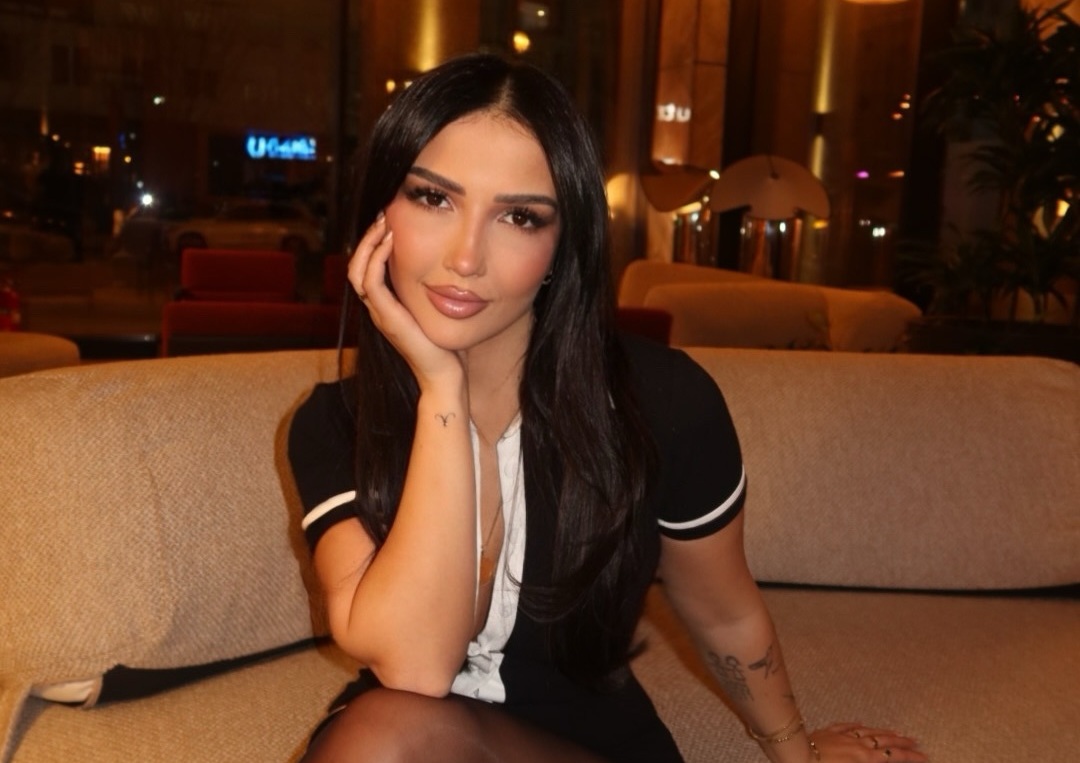 Xheneta publikon foto mahnitëse  të gjithë sytë nga ajo 