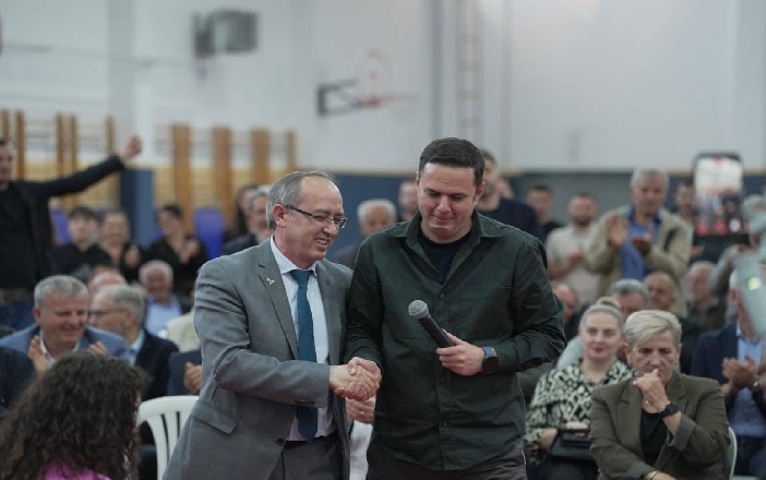 Avdullah Hoti e Lumir Abdixhiku ia shtrijnë dorën njëri tjetrit  Kështu bëhen bashkë Rugovistët e LDK së