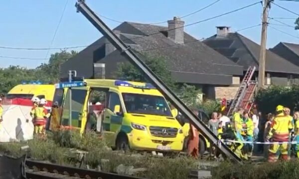 Aksident i rëndë në Belgjikë  treni përplaset me autobusin e shkollës   disa të vdekur