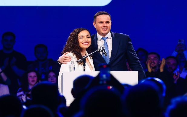 Abdixhiku  Në këtë rrugëtim jam bashkë me një grua të fortë e te pathyeshme   me Vjosa Osmanin