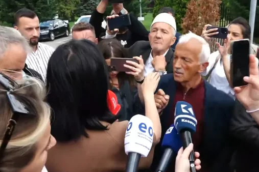  Ti prej Prishtine po do me ruajt tokën tem   protestuesit përplasen me Fitore Pacollin   pamje