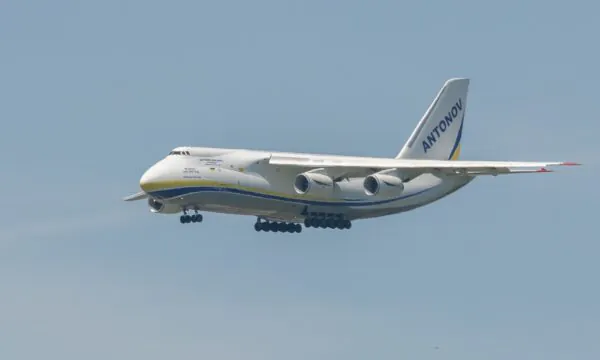 Një nga aeroplanët më të mëdhenj në botë sot ka ateruar në Aeroportin e Prishtinës