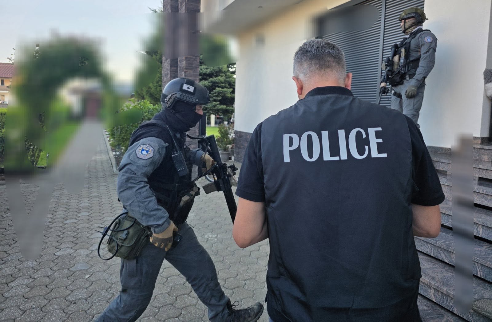 Operacioni  White Star   Arrestohen pesë persona  sekuestrohen armë  drogë  para dhe 10 vetura