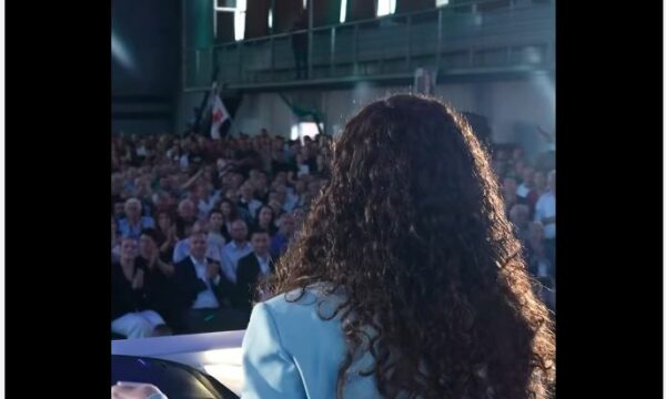 Vjosa Osmani publikon pamje nga tubimi në Istog  falënderon qytetarët për mbështetje të fuqishme