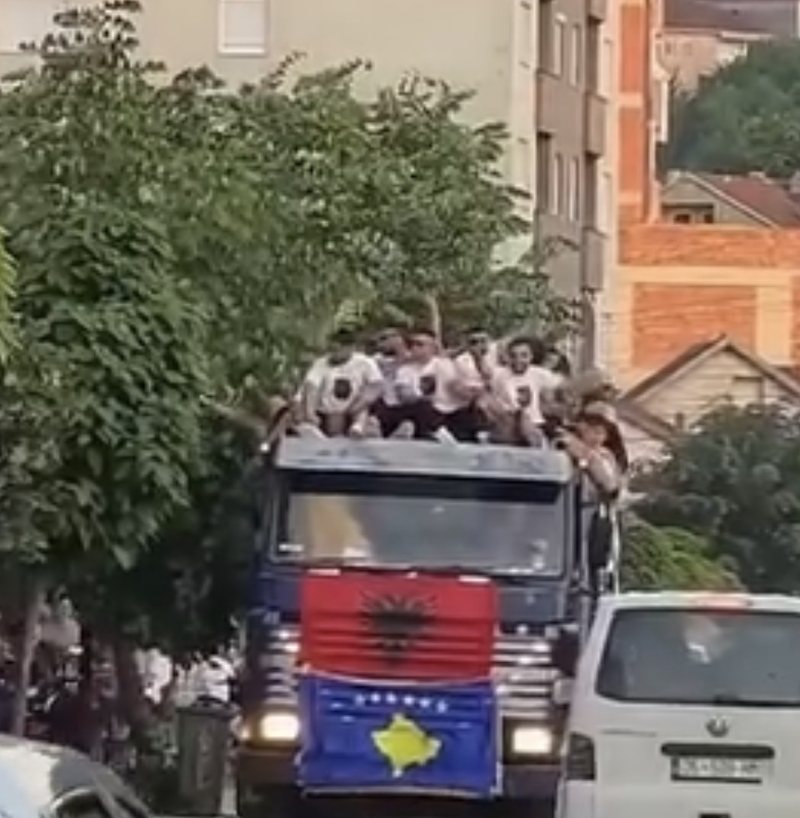 Protestues të VV së nga Kosova mbërrijnë me kamion në Tiranë kunder qeverise Rama