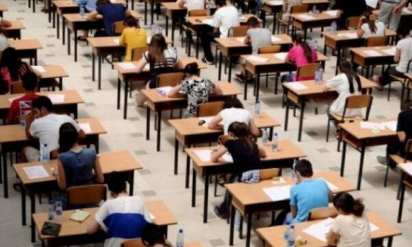 Maturantët mund të aplikojnë online për provim  por cilat janë risitë e ligjit të ri për testin e maturës 
