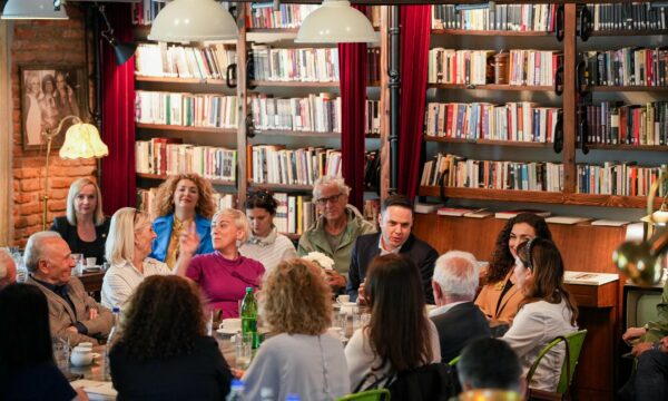 Abdixhiku takon artistë e shkrimtarë në Prishtinë  premton investime në kulturë
