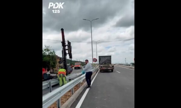 Qëndrim Kryeziu shpërndan pije energjike për disa punëtorë  Albin ta preva shiritin