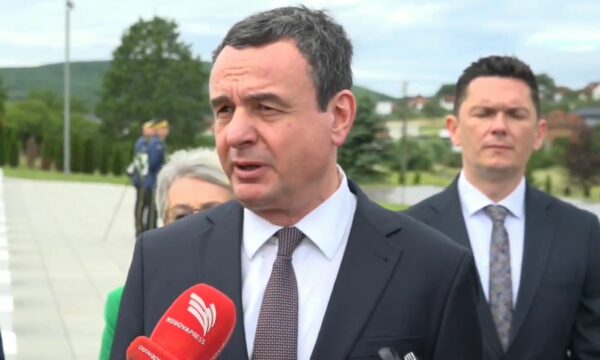 Kurti  Tre breza të Jasharëve qëndruan  luftuan e u sakrifikuan për lirinë e popullit tonë