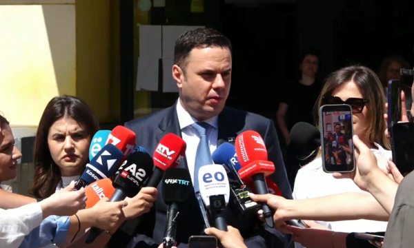 Abdixhiku voton me bashkëshorten e tij  Sot vendoset fati i Republikës