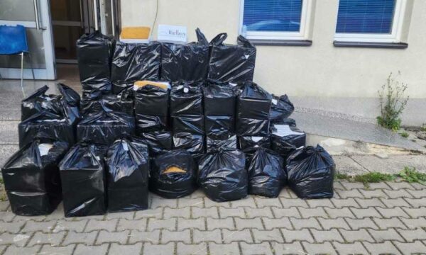 Policia gjen mallra të kontrabanduara në një shtëpi të pabanuar në Viti