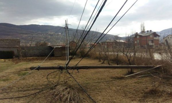 Moti i ligë shkakton dëme në fshatrat e Gjakovës  rrëzohen drunj e dëmtohen shtylla elektrike