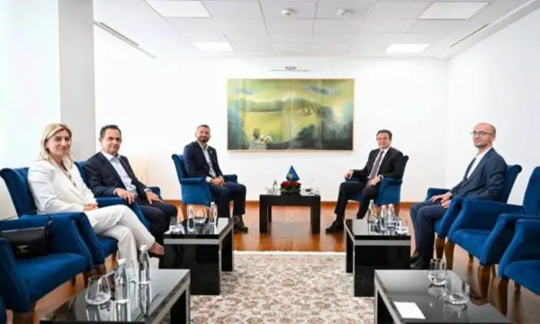 Delegacioni i shqiptarëve të Amerikës flet me Kurtin për gazin amerikan