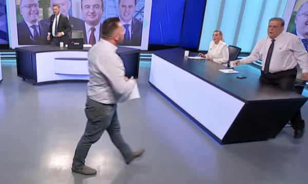 Përplasje gjatë debatit në TËVË1  Mustafë Kadriaj ia mësyn Nexhmedin Spahiut  ky kap tasin në dorë