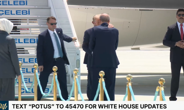 Trump zbret në Ankara për Samitin e NATO s  pas përshëndetjes speciale me Erdoganin e bën përshëndetjen  Merhaba asker 
