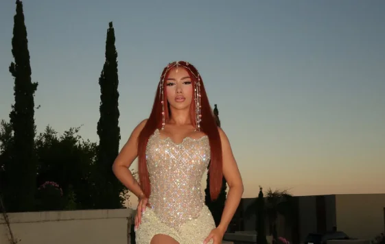 Nëse dëshironi ta fshihni barkun në fotografi  Melinda Ademi tregon pozicionin ideal