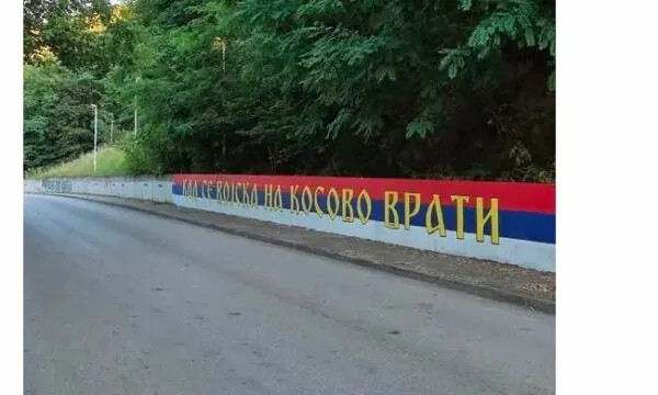 Pas deklaratave skandaloze të Vuçiqit për Ibrin  vjen grafiti kërcënues nga Serbia