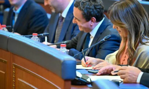 Kurti e Haxhiu marrin role si  unifikues   a do t iu ecë me ftesat që ua dërguan krerëve të partive