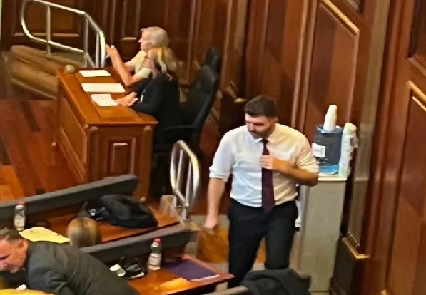 Ermal Sadiku  Vetëvendosja po e bllokon Kuvendin