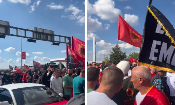  Besa Besë    protestuesit këndojnë dhe bllokojnë rrugën në drejtim të EULEX it