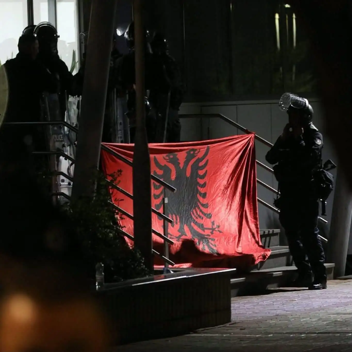 Policia i lejoi dy protestues që të vendosin flamurin kombëtar në hyrje të Qeverisë