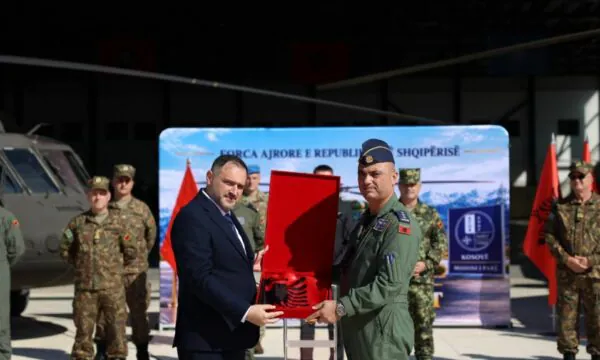 Helikopterët shqiptarë nisen drejt Kosovës për misionin e NATO s  KFOR