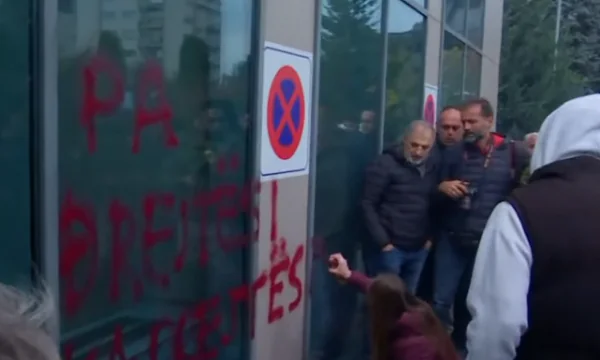 Pas përfudnimit të aksionit në Ministrinë e Drejtësisë  protestuesit nisen drejt KPK së