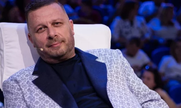 Policia i shkon në banesë Adrian Hilës për ta marrë në pyetje  por s e gjen  reagon kompozitori  Jam i tronditur